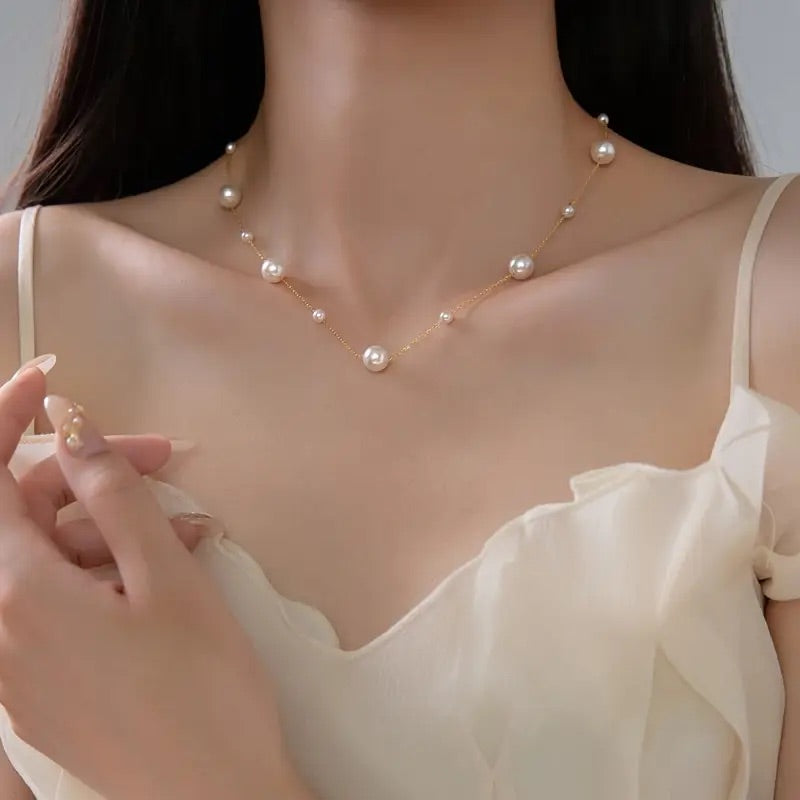 Elegant 18K forgyldt perlehalskæde med hvide perler