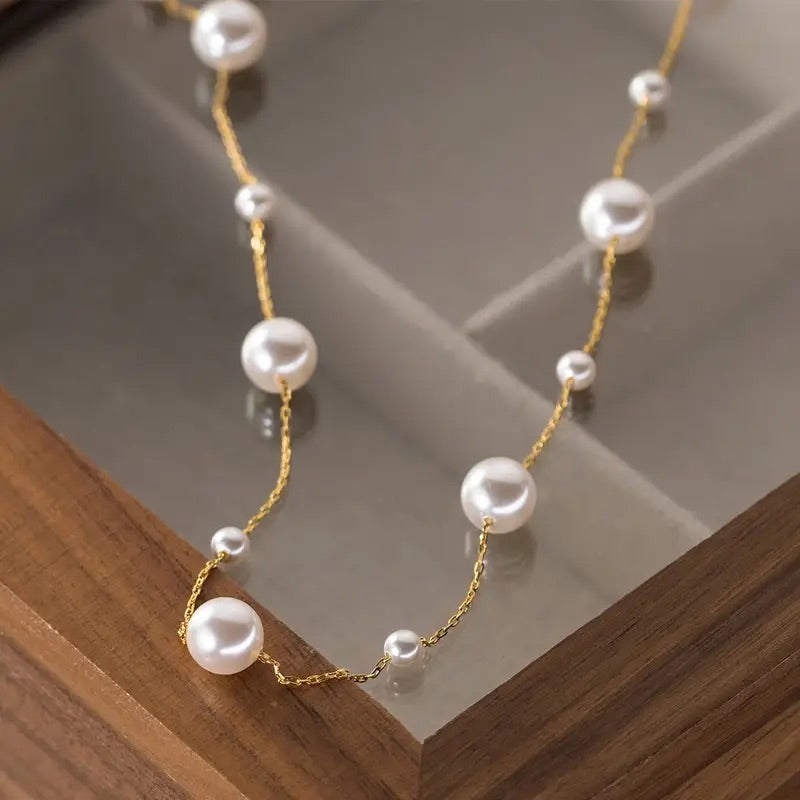 Elegant 18K forgyldt perlehalskæde med hvide perler
